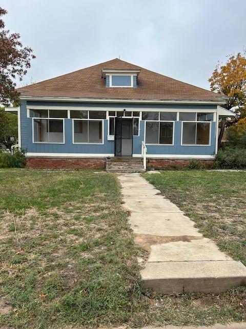 view of front facade featuring a front lawn