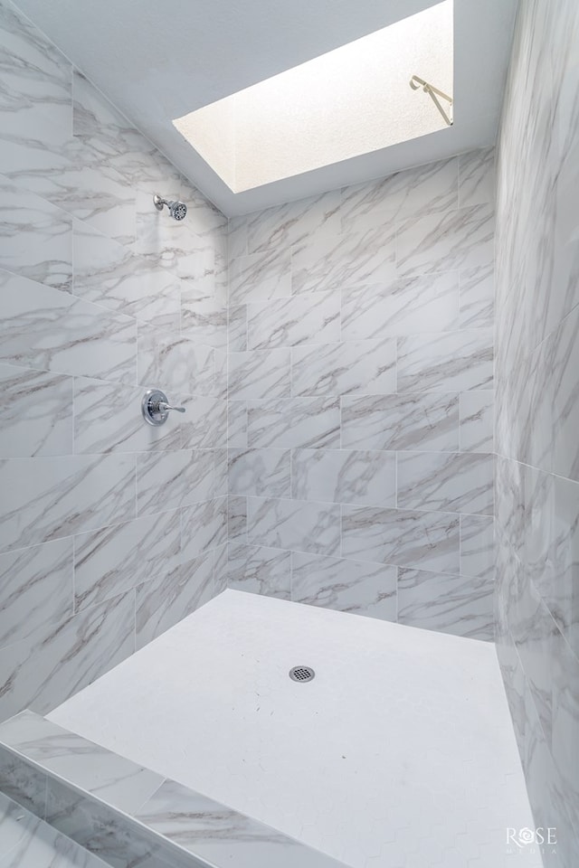 bathroom featuring tiled shower