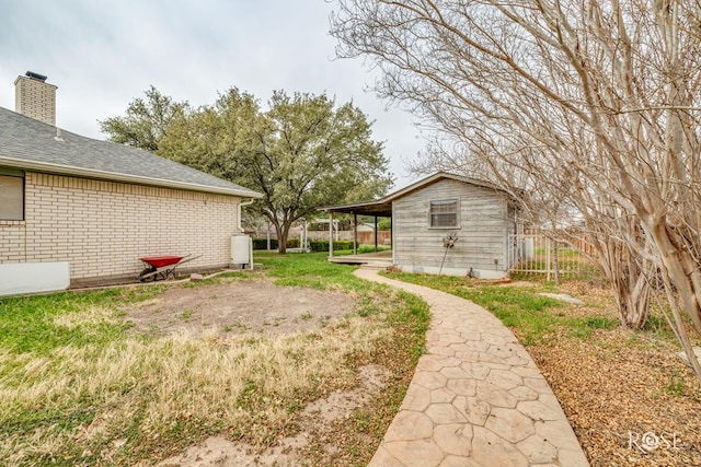 view of yard with an outbuilding