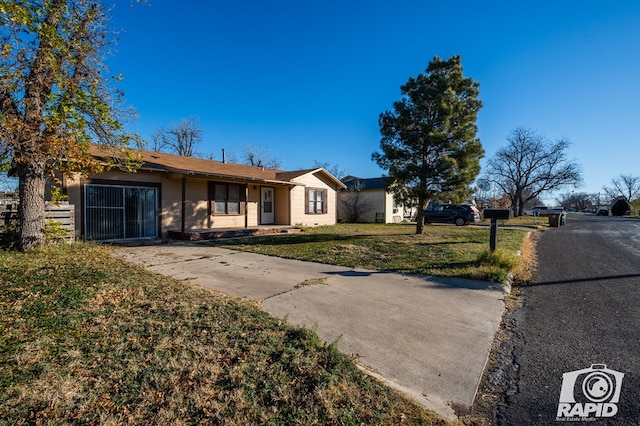 view of front of home featuring a front lawn