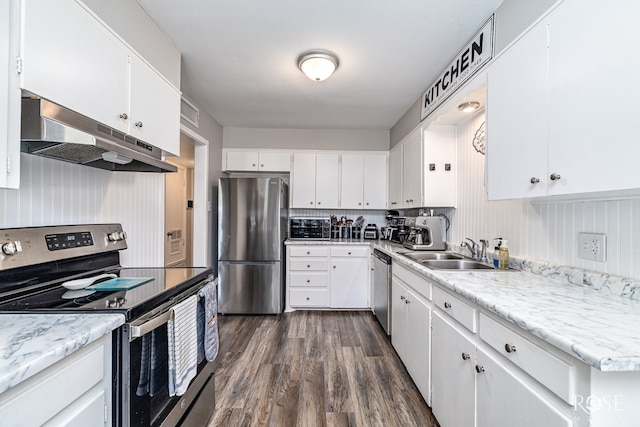 117 Windham St, San Angelo, TX 76903 - kitchen featuring stainless steel appliances, under cabinet range hood, a sink, dark wood finished floors, and light countertops