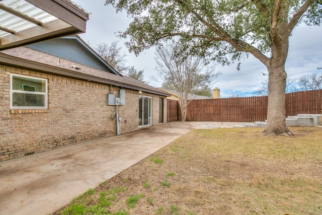 view of yard featuring a patio