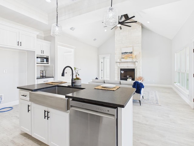 3725 Silver Spur Dr, San Angelo, TX 76904 - kitchen with stainless steel appliances, dark countertops, ceiling fan, a sink, and light wood-style flooring