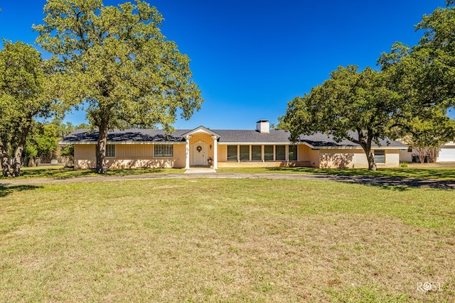 ranch-style house featuring a front lawn