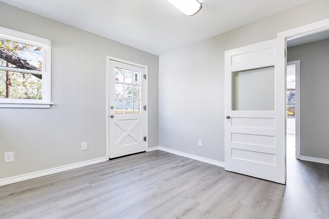 222 S Jackson Ave, San Angelo, TX 76901 - entrance foyer featuring wood finished floors and baseboards