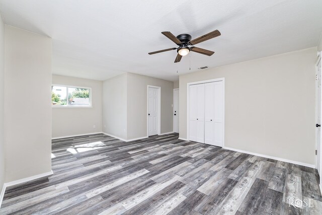 empty room featuring dark wood-type flooring, ceiling fan, and a textured ceiling