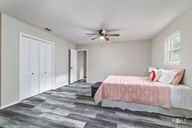 3119 Woodland Cir, San Angelo, TX 76904 - bedroom featuring a ceiling fan, baseboards, wood finished floors, visible vents, and a closet