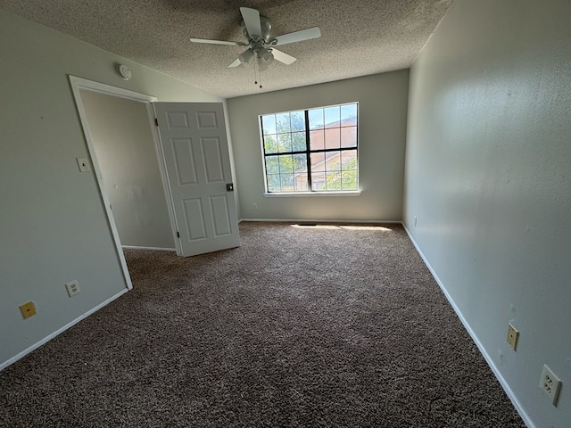 carpeted spare room featuring ceiling fan and a textured ceiling