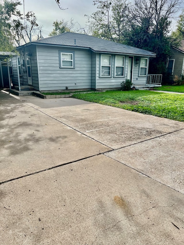 view of front of property featuring a front lawn