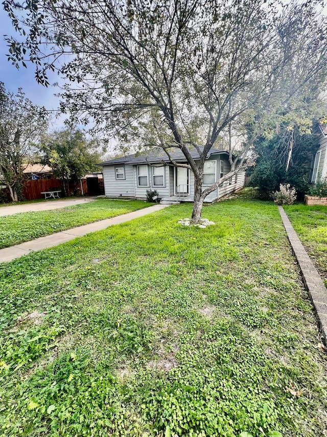 view of front of house with a front lawn