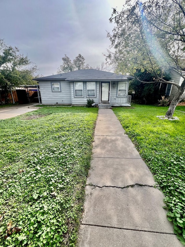 view of front of home featuring a front yard