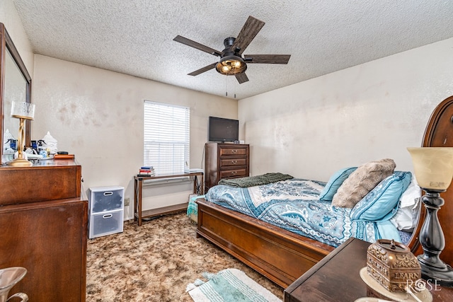 1103 E 43rd St, San Angelo, TX 76903 - carpeted bedroom featuring a textured ceiling and a ceiling fan