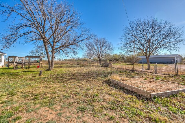 view of yard featuring a rural view