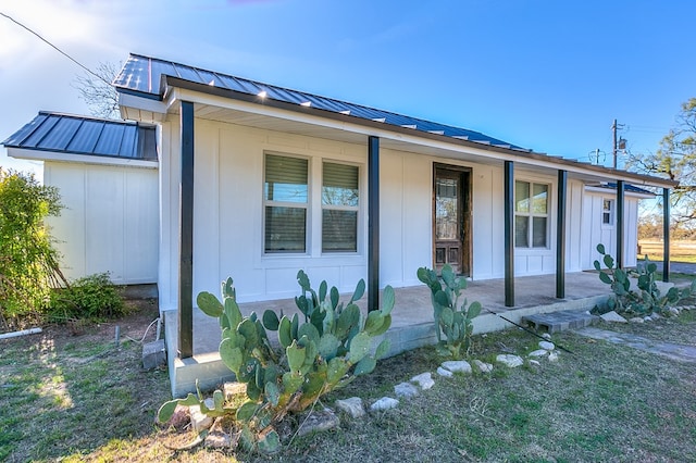 view of front of house featuring covered porch