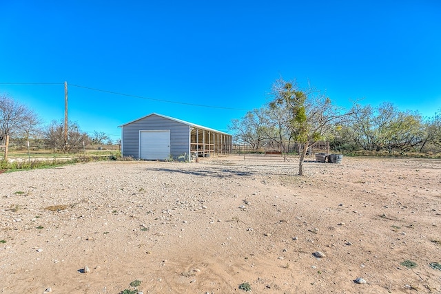 view of yard with an outbuilding