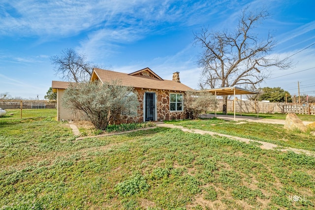 view of front of property with a front yard