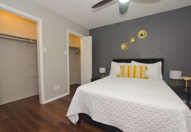 bedroom featuring ceiling fan, dark wood-type flooring, a textured ceiling, and a closet