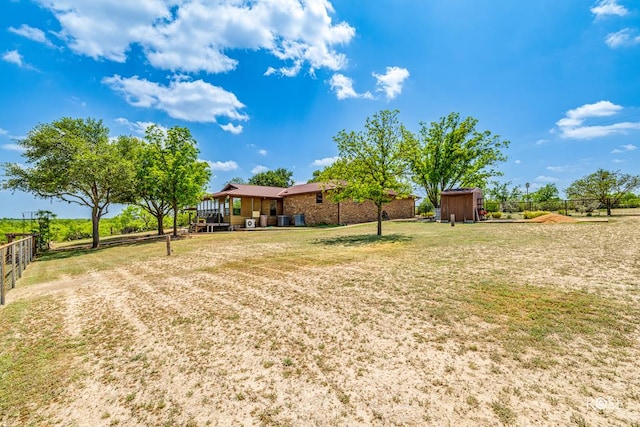 view of yard featuring a storage shed