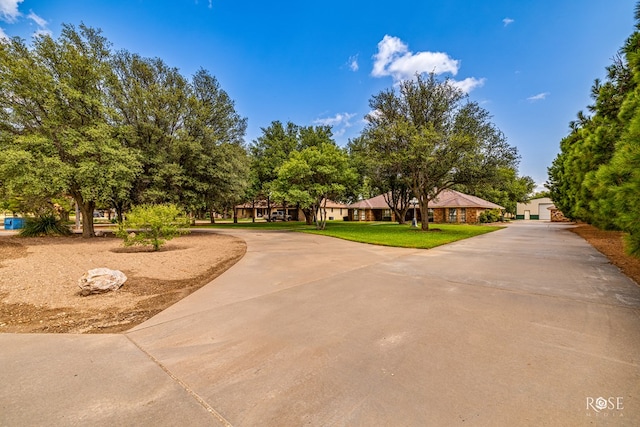 view of front of house featuring a front lawn