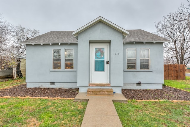 bungalow-style house featuring a front lawn