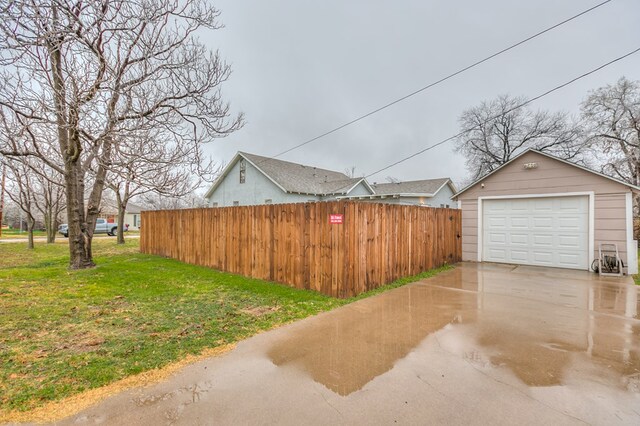 view of yard featuring a garage and an outdoor structure