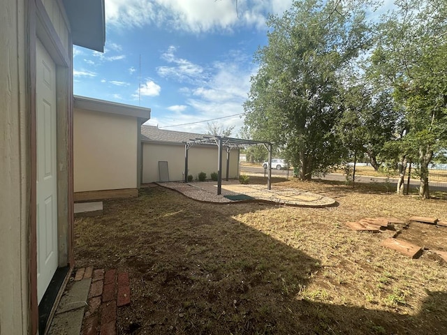 view of yard featuring a pergola