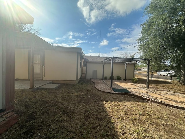 view of yard featuring a pergola