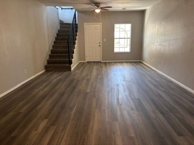 entrance foyer featuring dark wood-type flooring and ceiling fan