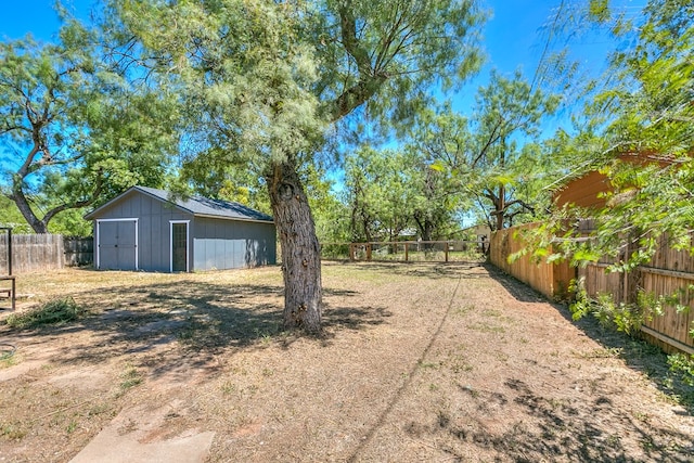 view of yard with an outbuilding