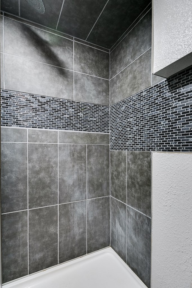 details featuring tiled shower