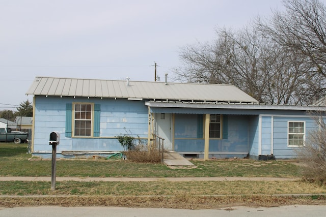 view of front of home with a front lawn