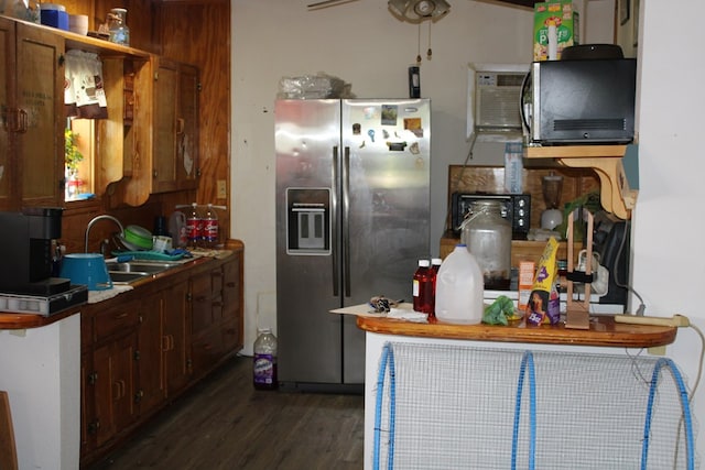 kitchen featuring sink, dark wood-type flooring, stainless steel fridge, and ceiling fan