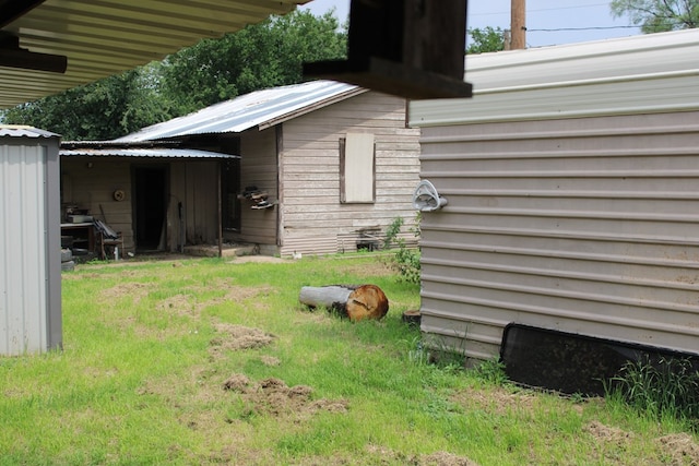 view of yard with an outdoor structure