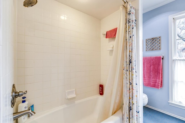 bathroom featuring crown molding, toilet, baseboards, and shower / tub combo