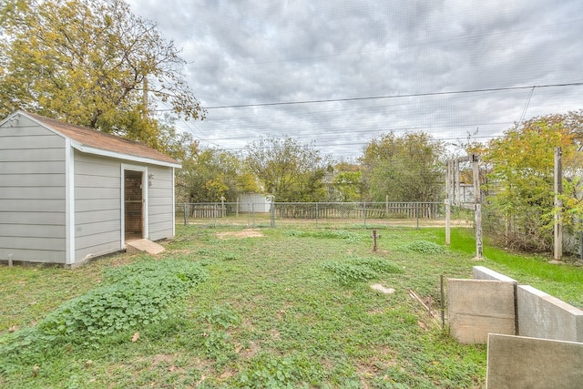 view of yard with a storage shed