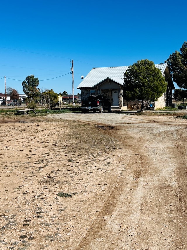 view of yard featuring dirt driveway