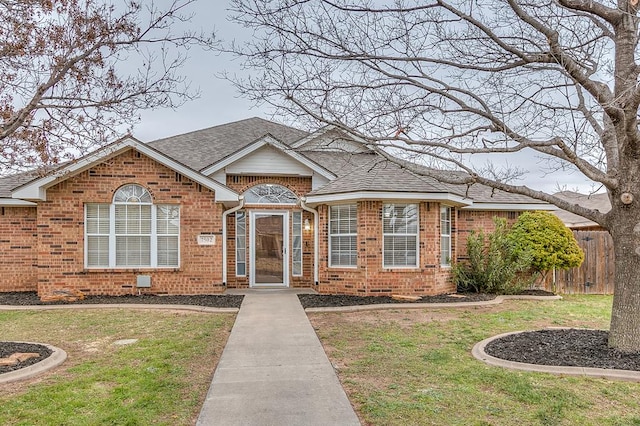 view of front of property featuring a front yard