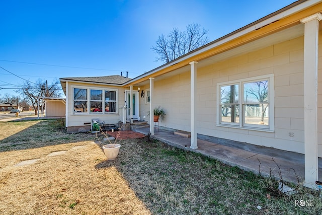 view of front facade featuring a front lawn