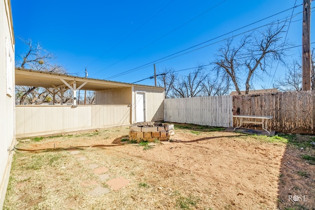 view of yard featuring a storage shed