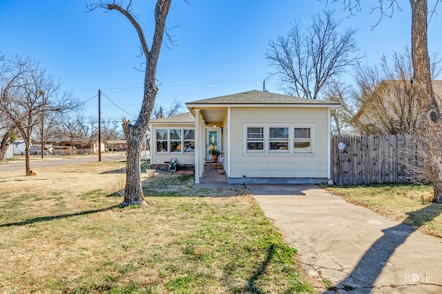 view of front facade with a front yard