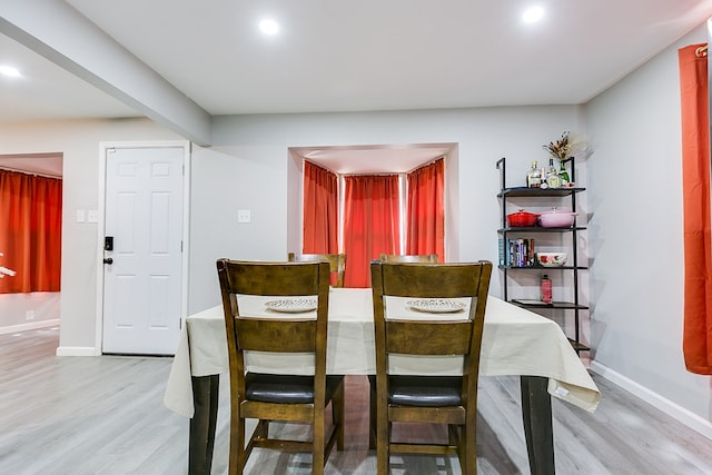 dining area with recessed lighting, light wood-style floors, and baseboards