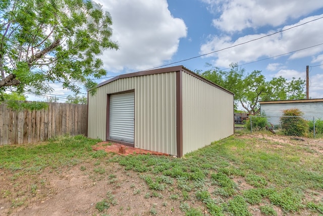 view of outdoor structure featuring an outdoor structure and fence