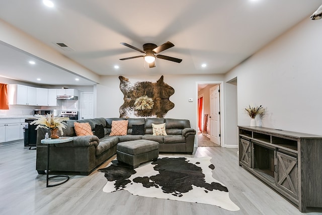 living room with light wood-type flooring, baseboards, visible vents, recessed lighting, and ceiling fan