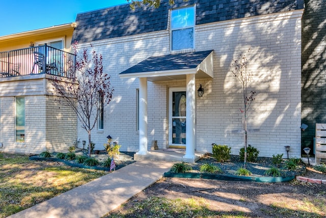 view of front of home featuring a balcony