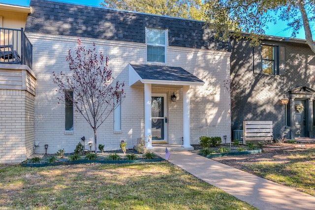 view of front of property featuring a front lawn