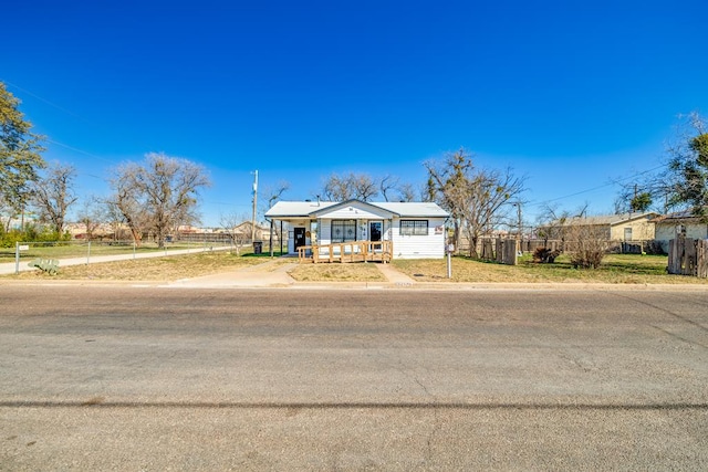 ranch-style home featuring a porch