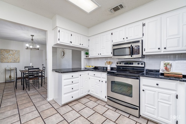 1216 Ricks Ct, San Angelo, TX 76905 - kitchen with stainless steel appliances, dark countertops, backsplash, and a textured ceiling