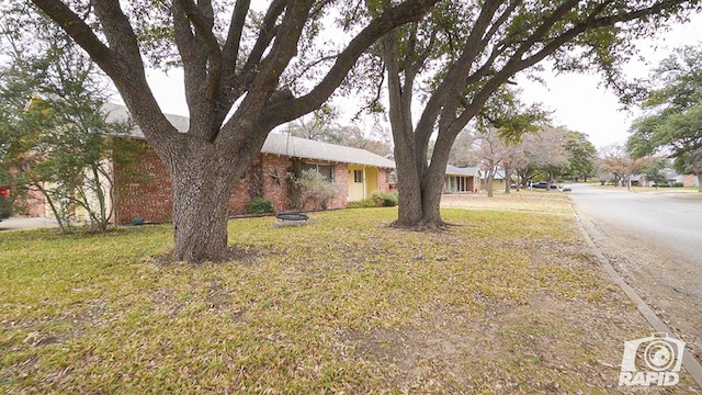 view of front of home featuring a front yard