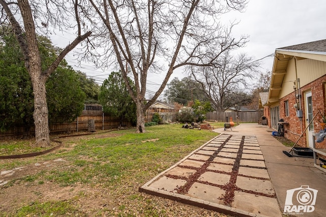 view of yard featuring a patio area