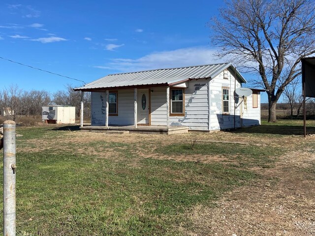 view of front of property with an outbuilding and a front lawn